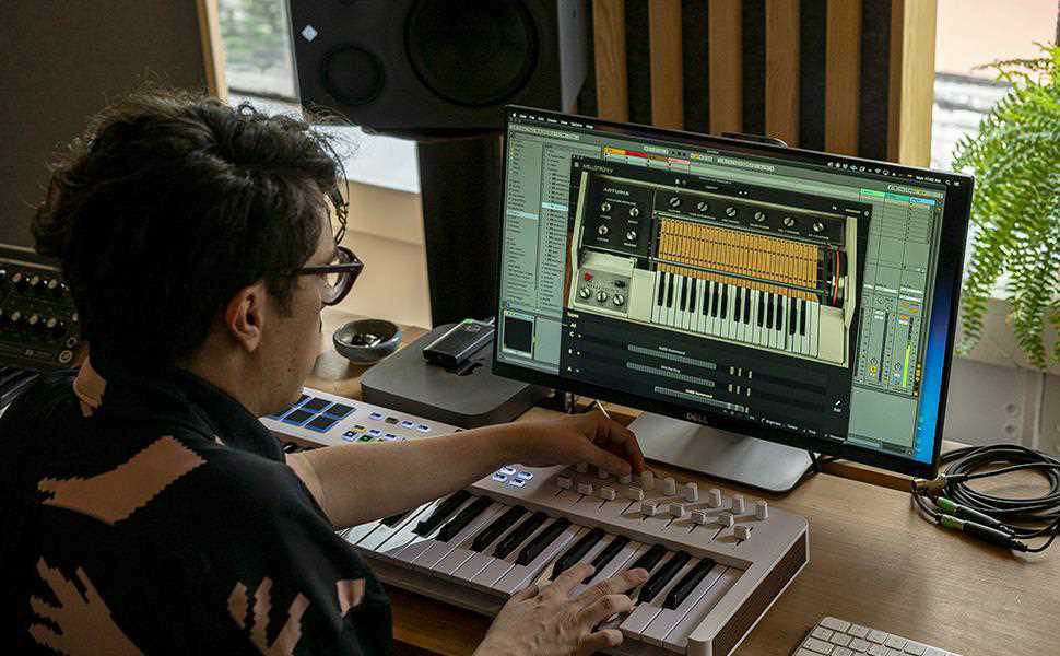 ARTURIA KeyLab Essential 61 mk3 BlackARTURIA KEYLAB ESN 61 MK3 BKアートリア キーラボエッセンシャル MIDIキーボード ブラック 黒 61鍵【Stage Desk Top Music】MIDIコントローラー DTM DAW