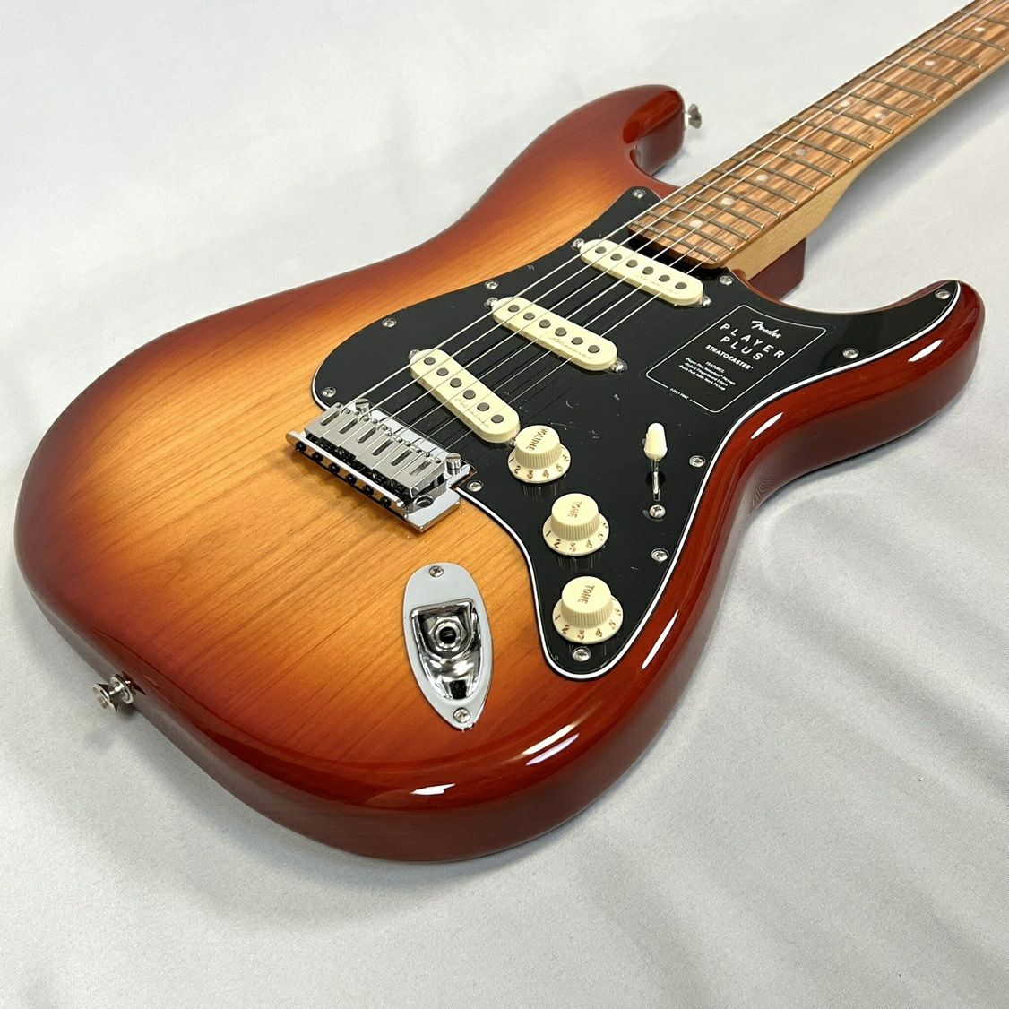 FenderPlayerPlusStratocaster®,PauFerroFingerboard,SiennaSunburst