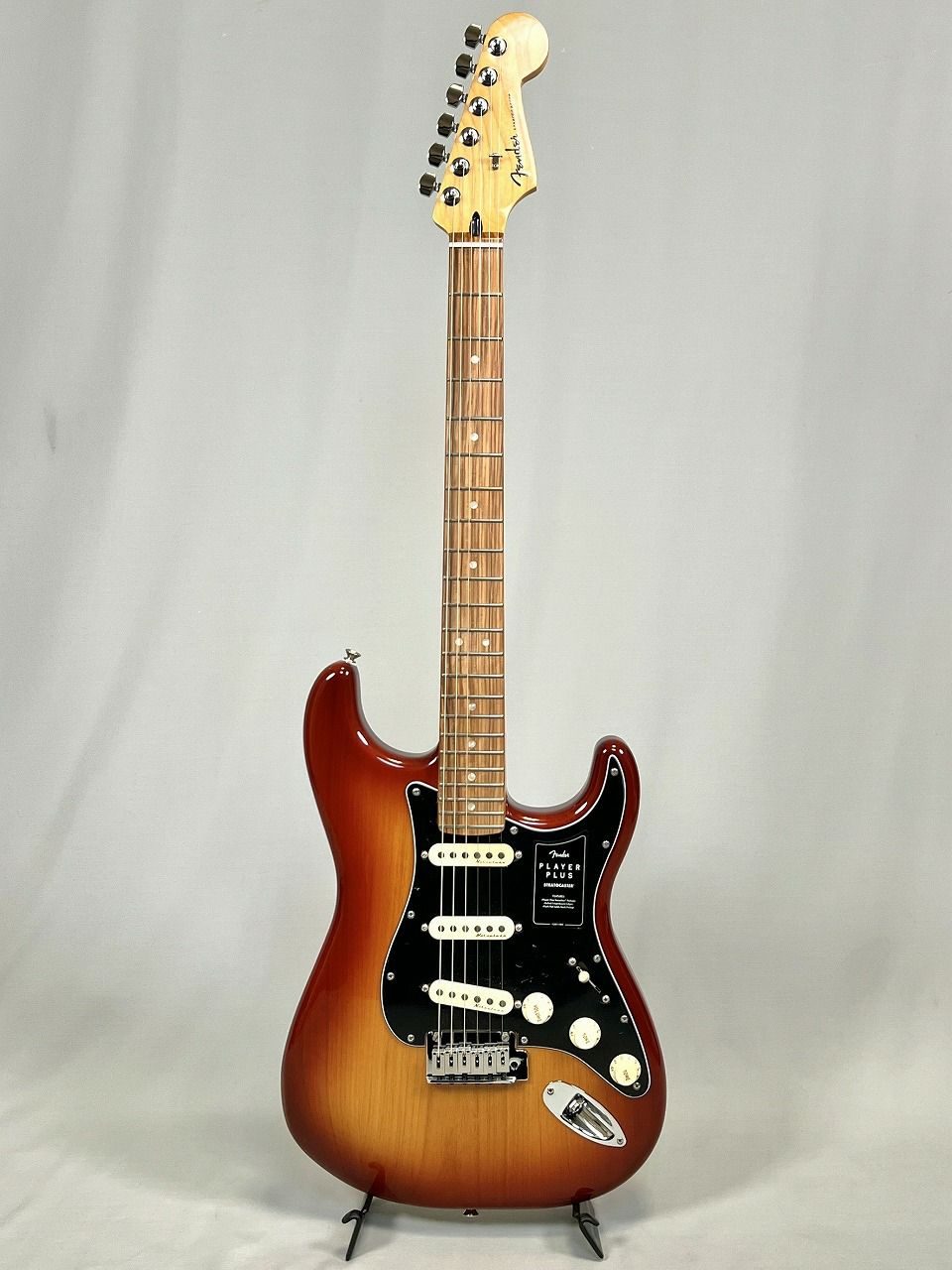 FenderPlayerPlusStratocaster®,PauFerroFingerboard,SiennaSunburst表