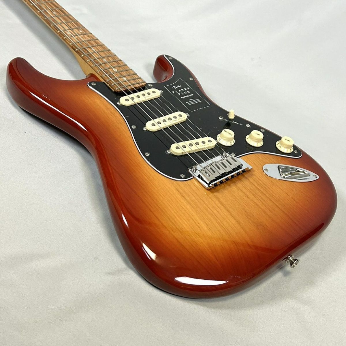 FenderPlayerPlusStratocaster®,PauFerroFingerboard,SiennaSunburst