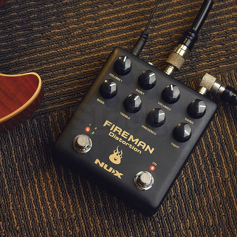 NUX Fireman (NDS-5) Verdugo Series Stompboxesイメージ図。絨毯の上にギターにつながれたNDS-5が置かれている。