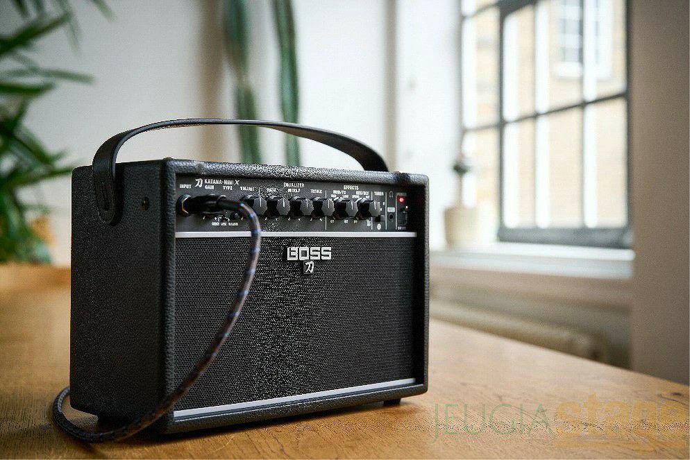 BOSS KATANA-MINI X / KTN-MINI X Guitar Amplifier イメージ図。テーブルの上にKTN-MINI Xが置かれている。