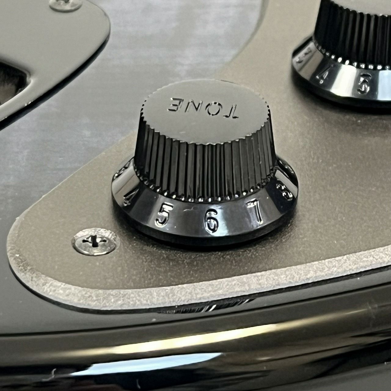 Tone2ノブは内蔵ディストーション回路の作動スイッチにもなっています。