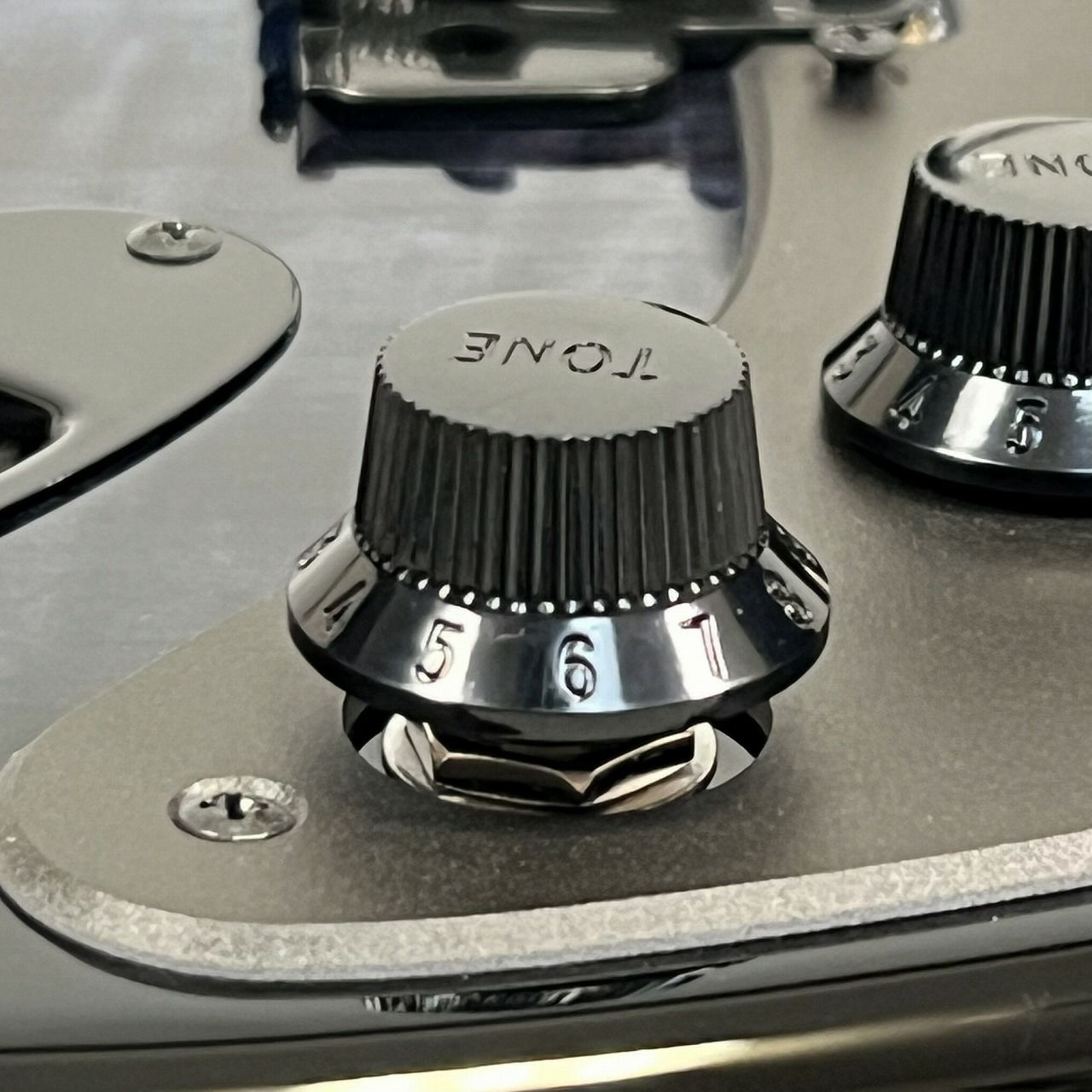 Tone2ノブを押すことで内蔵ディストーション回路が作動します。