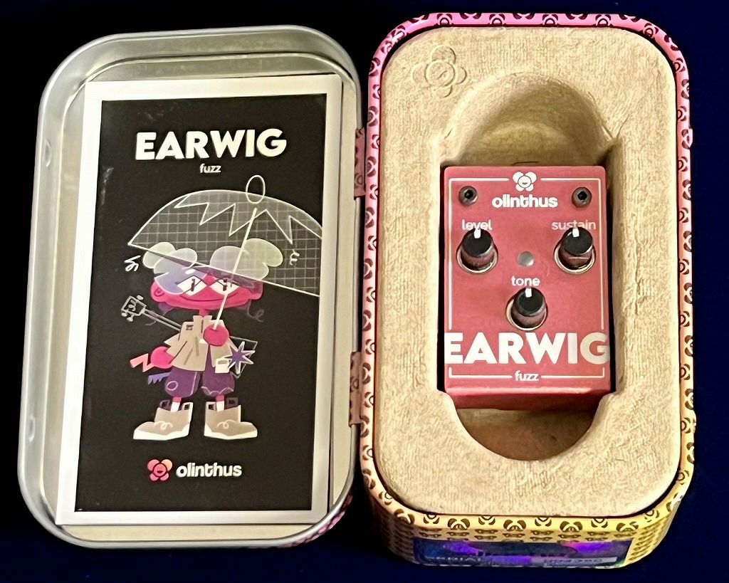 Olinthus EARWIG缶を開いて本体を見せている