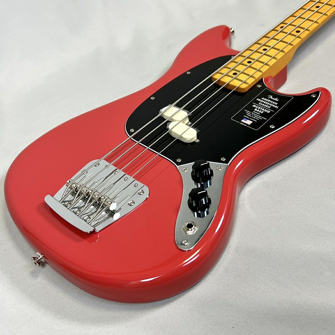 FenderAmericanProfessionalClassicMustangBass®,MapleFingerboard,FadedDakotaRed
