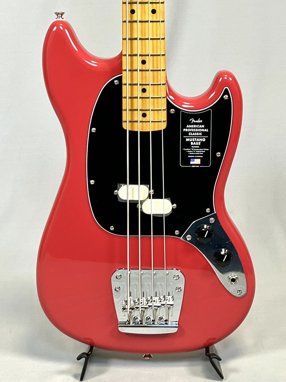 FenderAmericanProfessionalClassicMustangBass®,MapleFingerboard,FadedDakotaRedボディ表