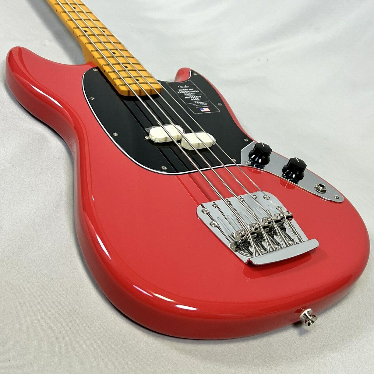 FenderAmericanProfessionalClassicMustangBass®,MapleFingerboard,FadedDakotaRed