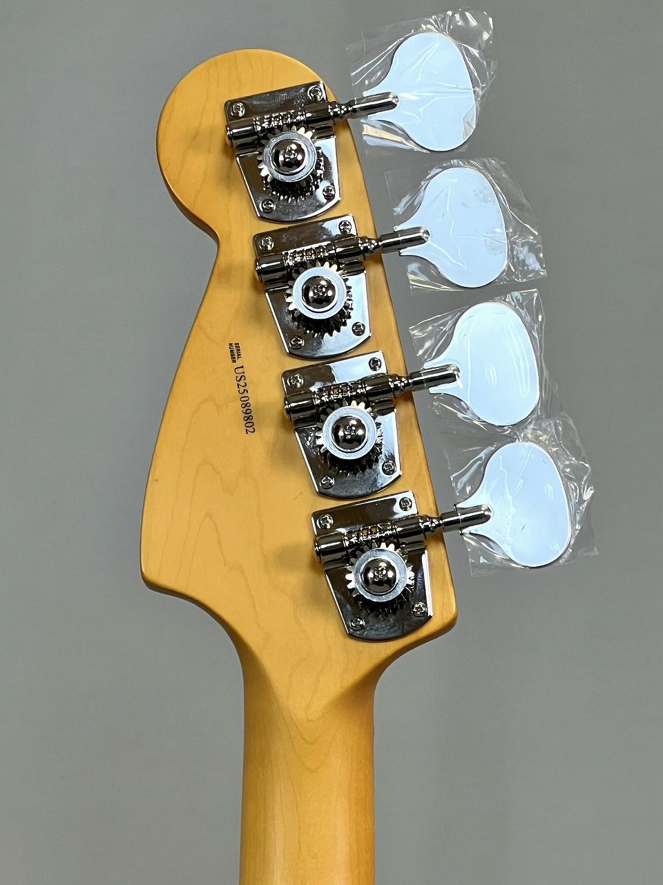 FenderAmericanProfessionalClassicMustangBass®,MapleFingerboard,FadedDakotaRedヘッド裏