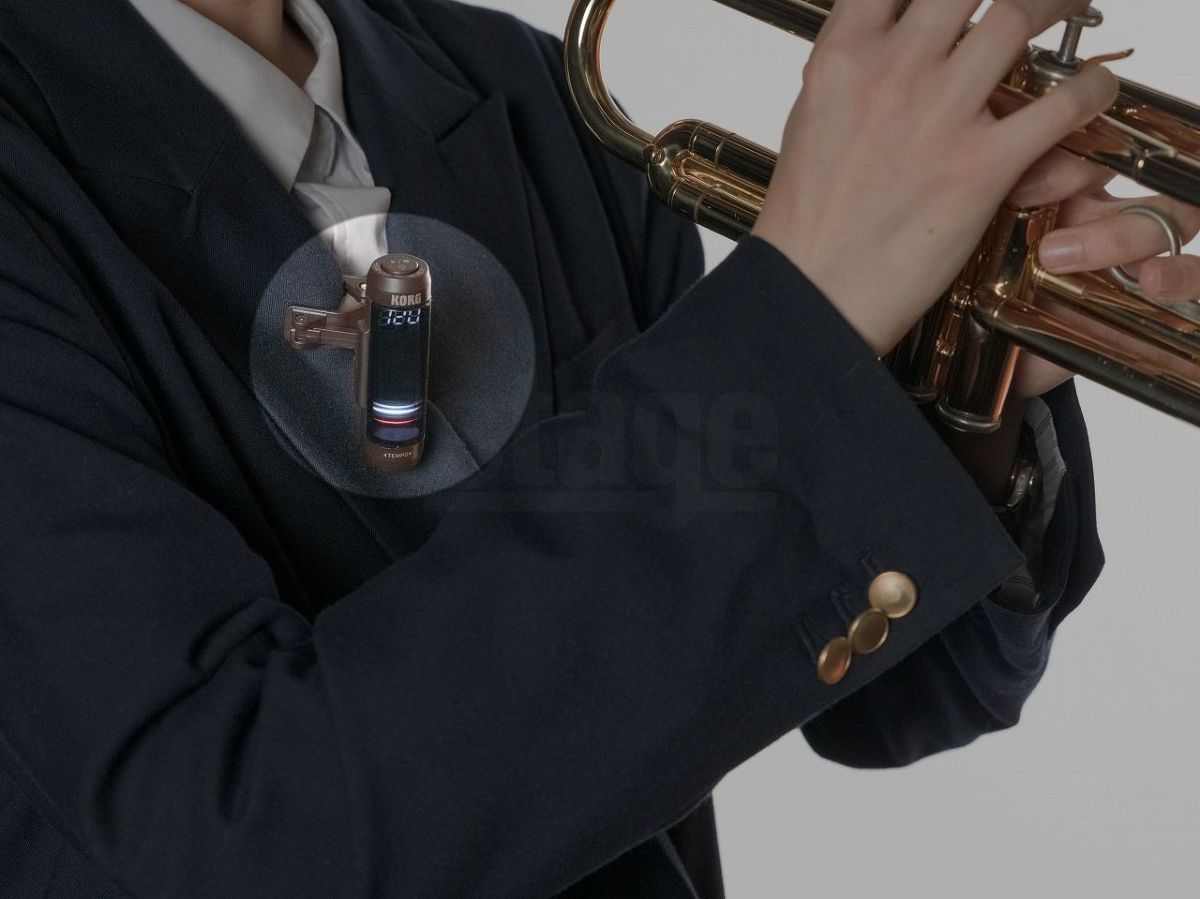 KORG MTC-1をジャケットの襟にはさんでトランペットの練習をしている