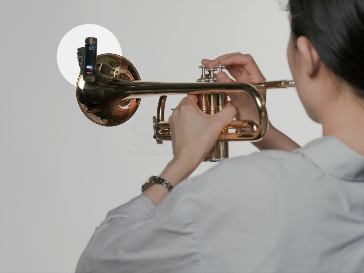 KORG MTC-1をトランペットのベルの部分にはさんで練習をしている