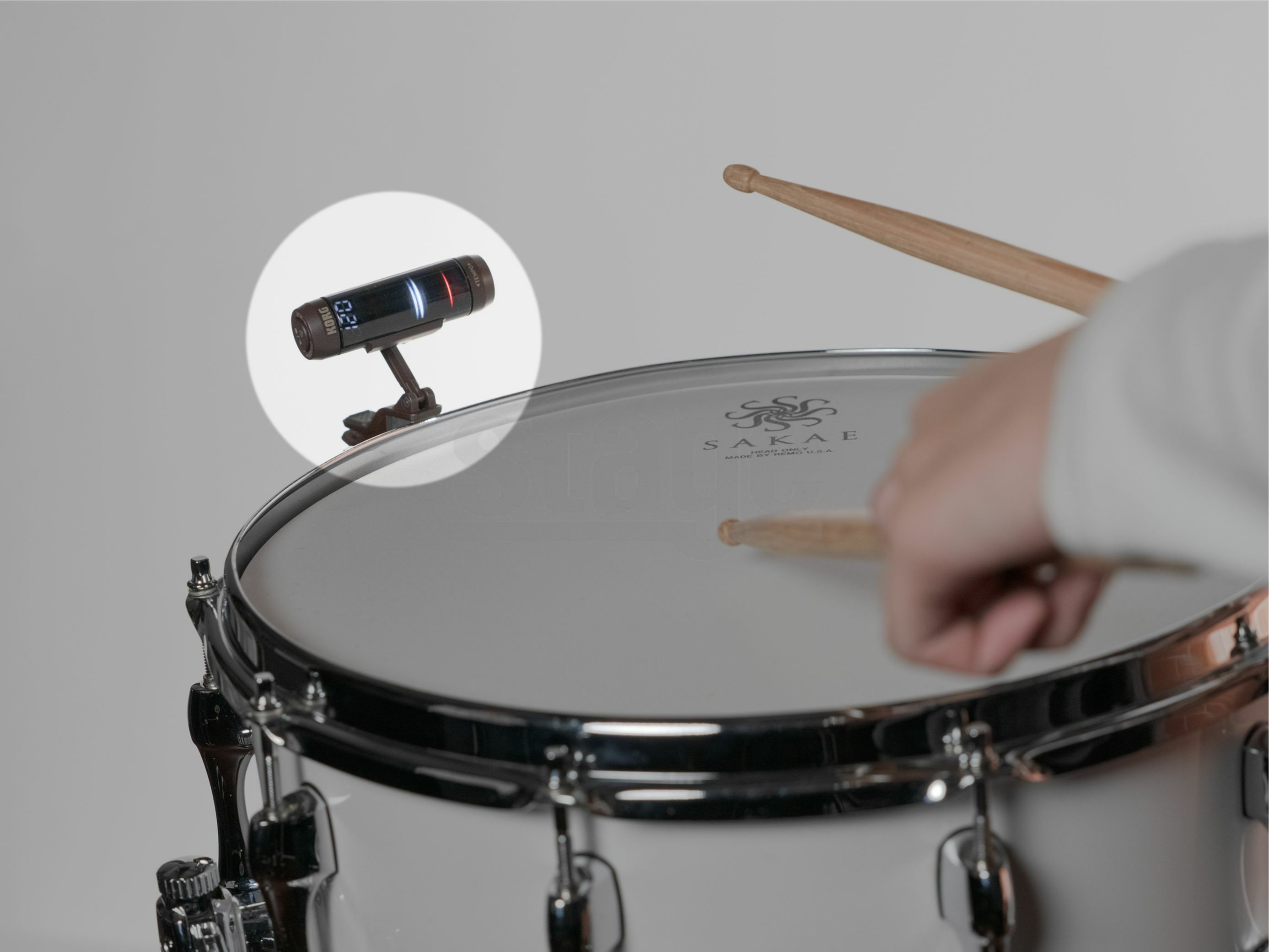 KORG MTC-1をスネアドラムのリムにはさんで練習をしている