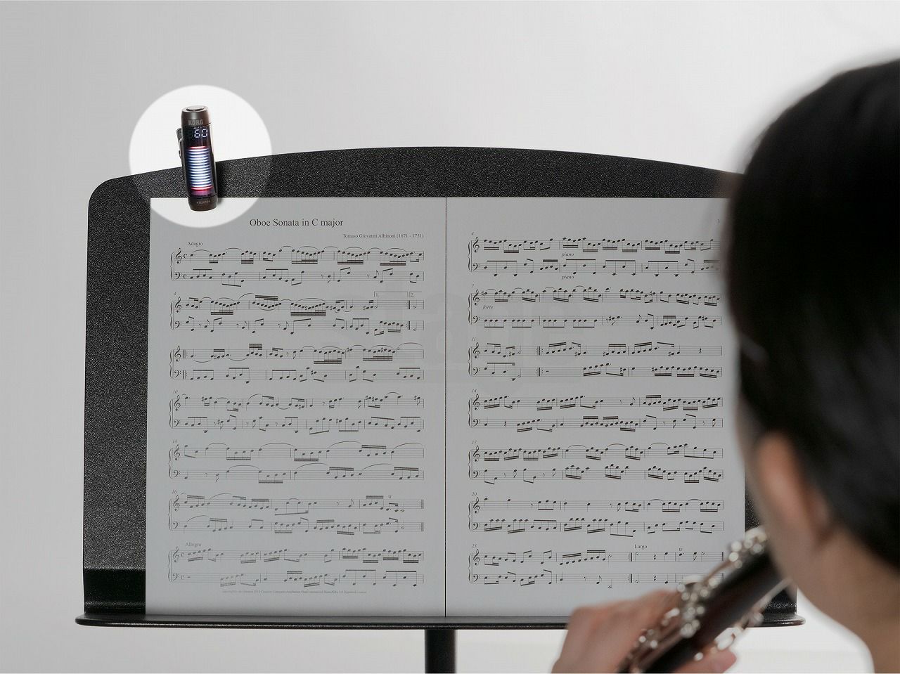 KORG MTC-1を譜面台にはさんで練習をしている