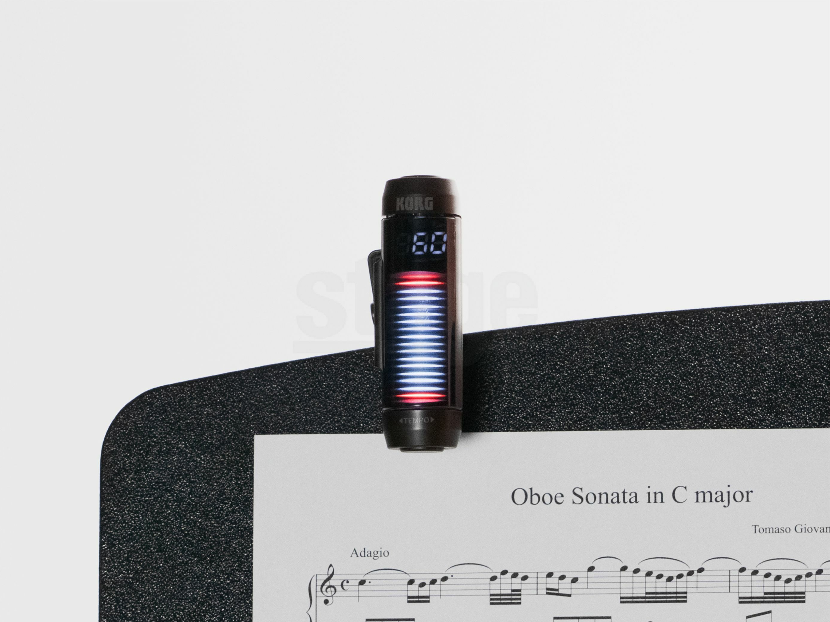 KORG MTC-1を譜面台にはさんでいる