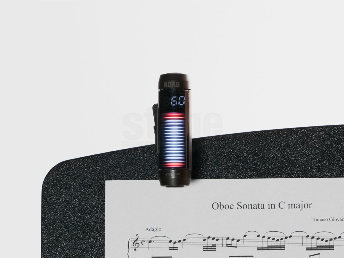 KORG MTC-1を譜面台にはさんでいる